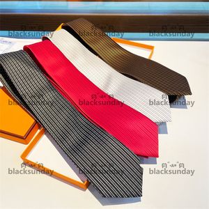 Обычные клетки мужской шейки на 100% шелковые хипстерские высококачественные галстуки на открытом воздухе участвуют в официальных случаях.