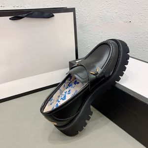 Loafers skor den senaste och hetaste hästtiteln Buckle English Academy Style Retro Platform Loafers 3D Computer Embroidered Gold Thread Bee