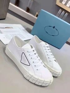 Kvinnor Low Top Casual Shoes Luxury Designer Platform Sneakers Wheel Lacke Läder Sneakers med Vulkaniserade Gummi Sole Brands Högkvalitativa Trainers