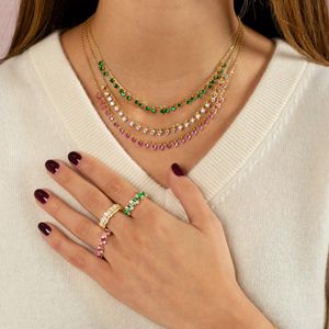 Großhandel Vergoldete Bunte Frauen Fingerringe Schmuck Grün Rosa Lila Farbe Regenbogen Baguette CZ Eternity Band Verlobungsring