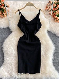 Lässige Kleider Französische Blume besticktes rückenfreies gestricktes Gesäßkleid für schlanke Frauen Split Bottomed Vest 2022 SummerCasual