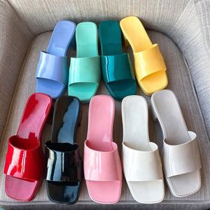 Gut Betuchte Frauen großhandel-Frauen Hausschuhe Fashion Lady Sandals Strand dicker Boden verkaufen Slipper Plattform Alphabet Gummi High Heel Slides Shoe179p