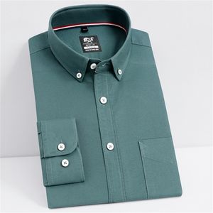 Mäns Långärmad Oxford Vävt skjorta Enkelt patchficka 100% bomull Casual Button-down Collar Standard-Fit Mångsidiga T Shirts 220401