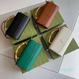 borsa personalizzata di design di lusso superiore portafoglio flip in pelle di alta qualità manico in bambù multifunzionale semplice catena in metallo da donna urbana