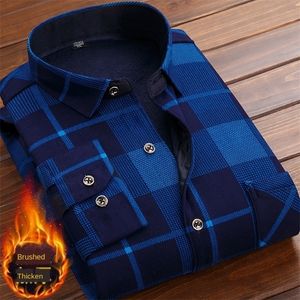 男性のための秋の冬の厚いベルベットのドレスシャツのための男性のカジュアルな長袖の暖かいフリースの裏地のシャツファッションの柔らかいフランネルプラスサイズ5xl 220322
