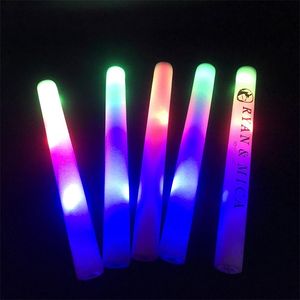 30pcslot Glow Sticks para aniversário de casamento colorido 3 piscar suprimentos de festa de espuma leve LED Stick com 3 baterias no 220527