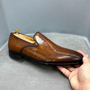 Nuove lettere dipinte a mano scarpe da uomo scarpe eleganti in pelle mocassini da uomo scarpe singole casual da lavoro di grandi dimensioni A19