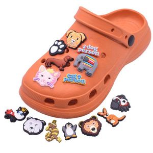 Anpassad 100st Cartoon Soft Rubber Croc Charms PVC Charm Buckle Fashion Shoe Accessories Decoration Party Gift