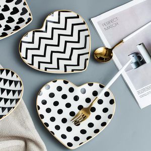 Pratos pratos de cerâmica nórdica placa preta e branca em forma de coração-café