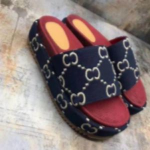 2022 Kobiety Masowe Kappy plażowe grube dolne kapcie platforma damskie buty alfabetowe dama sandały skórzane śliski na wysokim obcasie