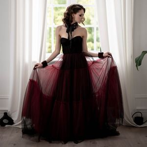 Abito da sposa gotico nero e rosso vino Una linea 2022 Pieghe Corsetto a cuore Abiti da sposa lunghi in tulle Abiti da sposa vintage per ricevimento di lunghezza del pavimento