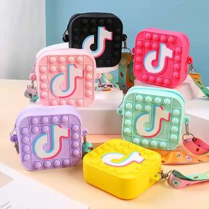 Moda çantaları pop çanta fidget oyuncak kabarcık crossbody çanta doğum günü hediyesi çocuklar için erkekler duyusal popper kız çanta oyuncakları