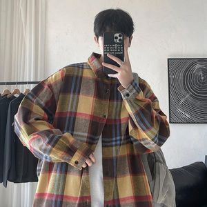 Męskie koszule w Koreański styl dla mężczyzn Ciemne sprawdzenie Vintage Męski swetra wiosenny streetwear bluzki z długim rękawem