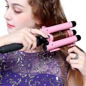 3 -lufy Curling Iron Różdżka podwójne napięcie Zakochanie włosów z wyświetlaczem LCD wyświetlacz ceramiczne potrójne beczki temperatura regulowana ochrona włosów.