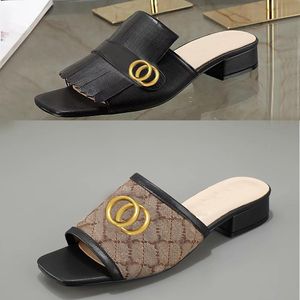 Designer Summer Beach Slippers Fashion Loafers Lazy Low Heeled Flops Leather Letters Lady Cartoon Slides Women Shoes Metal Ladies Sandaler Stor storlek 35--40-42 US4-US1111