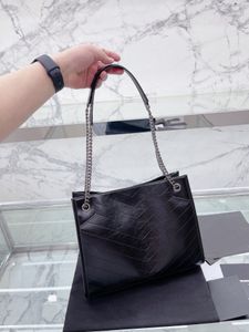 2022 Mulheres gostosas bolsas de designer de alta qualidade Bolsas de ombro crossbody listras grandes bolsa de couro real com bolsa casual de metal prateado para senhora tamanho 33cm