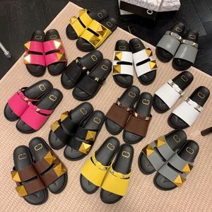 2022 Nya Guld Rivet Tofflor Äkta Läder Tjock Bottom Sandaler Casual Utomhusplatform Slides Berömd Designer Kvinna Mules Flip Flops 35-41