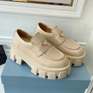 Designerskor gummiplattform kvinnor sneakers svart glänsande toffel chunky rund huvud sneaker pekade tjocka botten loafers r6m4