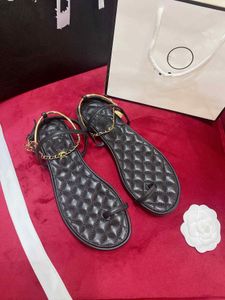 Ayakkabı Yaz Yeni Modeli toptan satış-Kadınlar Yeni Zincir Platform Deri Falt Topuklu Sandals İlkbahar Yaz Şov Modelleri Marka Tasarımı Ticari Marka En Kaliteli Günlük Ayakkabılar