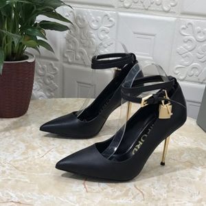 Encantos de cadeado TF 105mm Sapatos de salto alto de couro genuíno preto salto alto estilete dedos pontiagudos sapatos de vestido para mulheres Designers de luxo calçados de fábrica