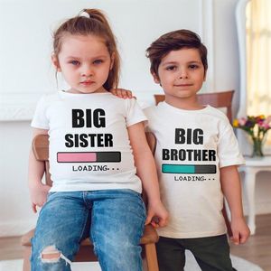 Camisetas hermana mayor hermana cargando niños divertidos anuncio unisex mami