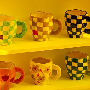 Tazze Tazza irregolare fatta a mano stile coreano Ins Fiori dipinti Tazza da colazione in ceramica Caffè Tazze da tè carineTazze