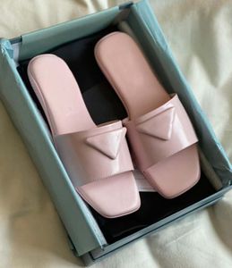 Damen-Frühlings-Slipper, lässige Slide-Bech-Schuhe, flache, offene Zehenpartie, schwarzes Lackleder, gebürstetes Dreieck an der Spitze und niedriger Absatz mit Box