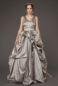 Abito da sposa vintage in raso di seta con scollo a barchetta gonna arricciata drappeggiata abiti da sposa lunghi 2022 abiti da sposa gotici senza maniche con scollo a V realizzati su misura