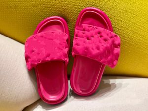 Basketbol Ayakkabıları Tasarımcı Tarak Kadın Markaları Açık Ayak Parmağı Flop Sandalları Yaz Klasik Moda Düz Anti-Sıdlı Terlik Plajı Rahat