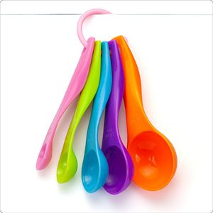 Spot colorato misurino addensato anello appeso utensili da forno in plastica a cinque pezzi cucchiaio dosatore per condimento per latte in polvere a doppia scala