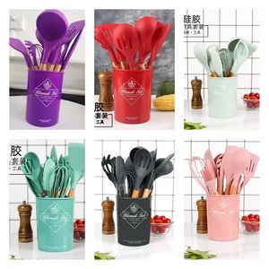 Set di Utensili da Cucina in Silicone 12 Pezzi Cottura con Manici in Legno Supporto per Pentole Antiaderenti Cucchiaio da Zuppa Mestolo Scanalato Frusta Pinza Spazzola Pasta Server