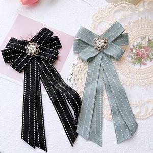 British Style Ribbon Fabric Bow Tie Brosch Blomma Pearl Rhinestone Lapel Pins Shirt Collar Koreanska Mode Broscher för kvinnor