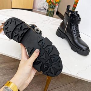 Designer Laureate Women Boots Brand Flamingos Love Arrow Medal Martin Boot Winter Genuine Leather Coarse High Heel Shoes Luxury Desert Chunky Heeled Booties Box G22