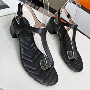 Damskie Sandals Sandals Pump Slingback Buty są prezentowane w kolorze czarnym z zamknięciem klamry z tyłu Size35-45