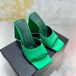 2022-Pantofole da donna Devon Mules Pantofole in raso con tacco a triangolo piramidale Fashion Luxurys Designer Punta quadrata Tacco alto in vera pelle