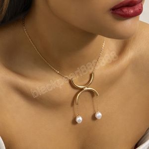 Perle Pompon achat en gros de Collier à la mode avec collier de suspension en perles pour femmes Collier de cou de créateur de couleur or simple argent Collier de mode de mode