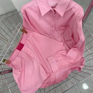 Pantaloni a due pezzi da donna rosa T-shirt con camicia ampia e tuta da ginnastica con stampa di lettere alla moda