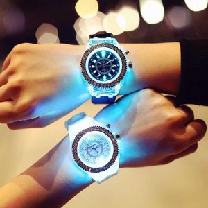 Flash Lysande klocka LED -lätta personlighetstrender Studenter Älskare Jellies Kvinnor Mens Watches