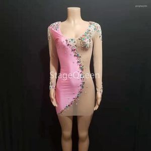 Swobodne sukienki różowe nagie kamienie perły sukienka sexy patrz przez kostium tańca bling scena taneczna lśniący rzut djowy strój DJ