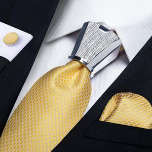 蝶ネクタイ男性のための白い格子縞の黄色い絹フォムラルビジネスウェディングネックタイセットポケットスクエアカフリンクスデザイナーバックルギフトメンボウ