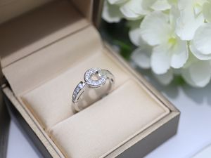 Circle Round Classic Diamond Wedding Ring Designer Kobiety Pierścień Miłośnicy ślubu Prezent Prezent Biżuteria z pudełkiem
