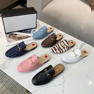 Slippare Luxury Fashion Loafers äkta lädersandaler Casual Shoes Metal Chain Shoe With Box Size 35-46