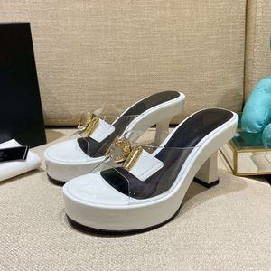 En kaliteli 2022 All-Match Low Heels Sandals Marka Tasarım Terlikleri Gerçek Deri İpek Yüzey PVC Film Şeffaf Platform Ayakkabıları