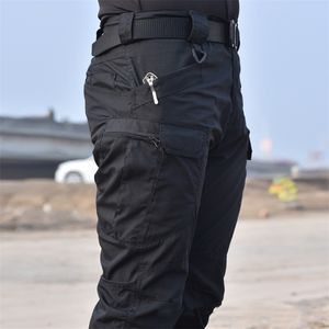 Męskie kamuflażowe spodnie cargo elastyczne wielokrotne kieszonkowe militarne spodnie płciowe joggery zewnętrzne spodni plus taktyczne spodnie rozmiaru mężczyźni 220704