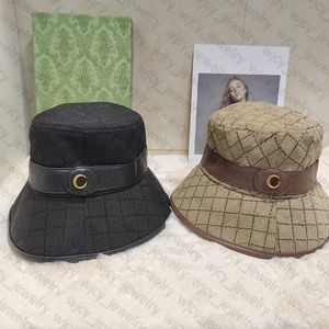 Platt snål brätte hattar Letter Läder Patchwork Modedesigner Keps Män och Dam Hat 2 Färg Toppkvalitet