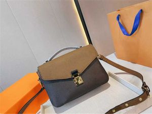 2022 Topp högkvalitativa designers axelväskor kvinnor handväska oxiderande läder pochette elegant messenger väska lyx crossbody shopping
