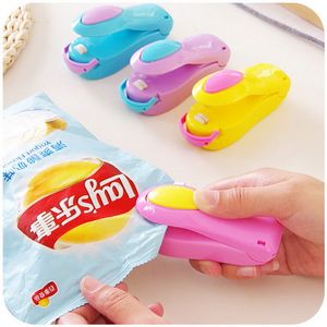 Kreatywny Portbel Mini Plastikowy Torba Klipy Cukierki Kolory Przekąski Uszczelniające Maszyna Ręcznie Uszczelniacz Home Travel Tools 10 * 4 cm 6CM 6Colors Pudełko Papier