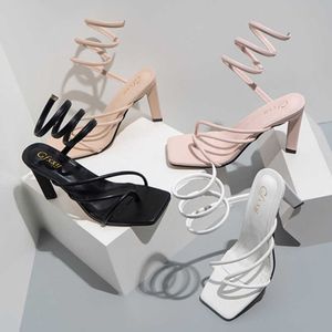 TopSelling moda 2022 scarpe da sposa con cinturino con punta quadrata da donna che indossano scarpe eleganti con tacco alto e clip a spina di pesce Sandali classici di lusso per ragazza con tacchi alti