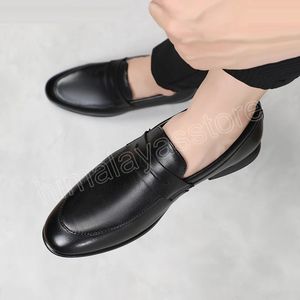 Slip on Shoes Mens Italiano Casuales Scarpe da sposa Mocassini da uomo Scarpe eleganti Ufficio in pelle verniciata 2022 Zapatos Hombres