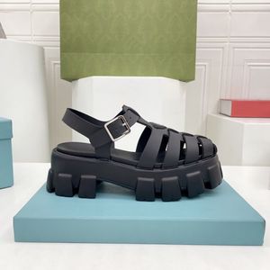 Piankowe gumowe sandały damskie buty unikalne luksusowe lekkie design letnią plażę Praty Buty damskie emaliowany metalowy trójkąt 5,5 cm Sole High Heel 35-41 NO348